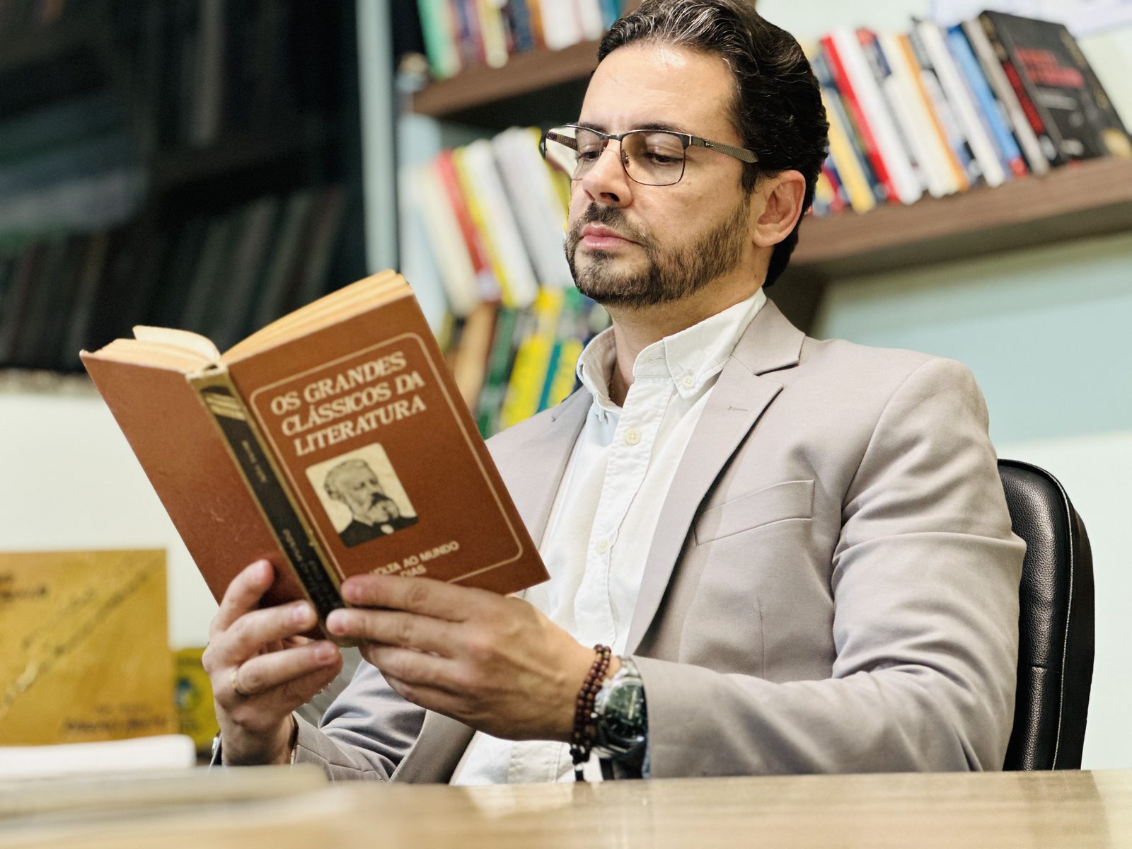 Rogério Aquino em seu escritório